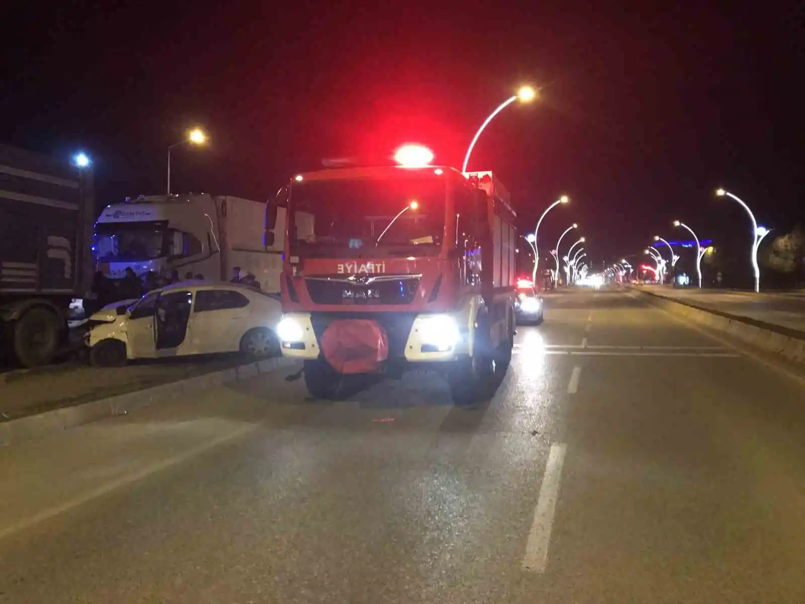 Edirne’de ekipler araçta sıkışan yaralı kadını kurtarmak için seferber oldu