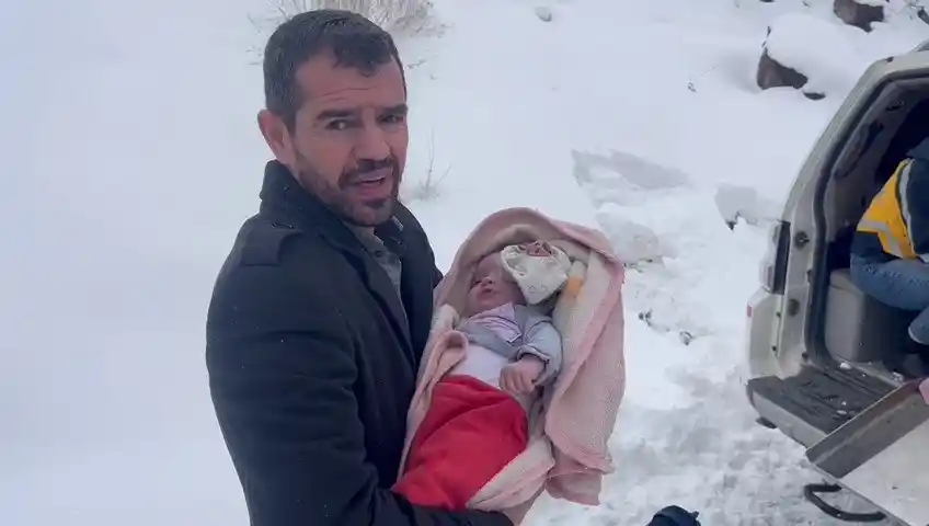 Ekipler köyde rahatsızlanan Rumeysa ve Melisa kardeşler için seferber oldu