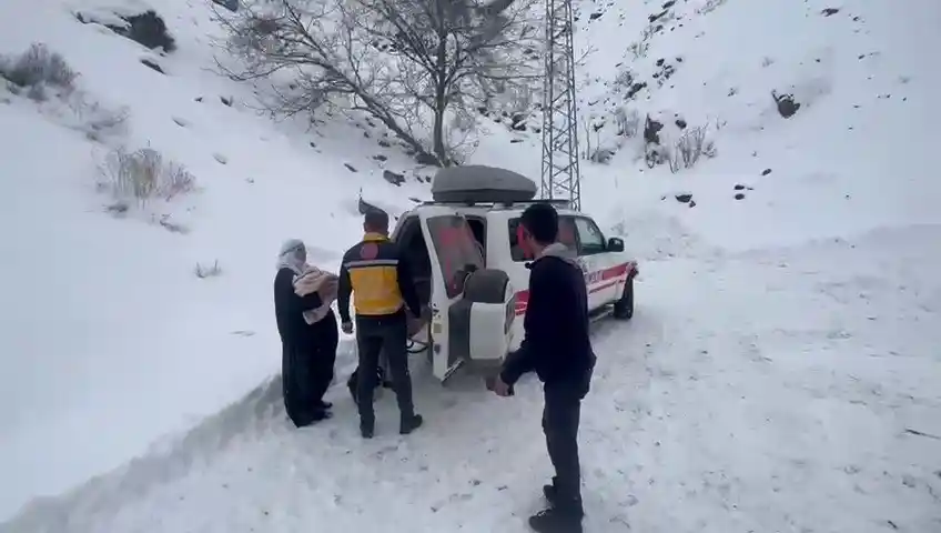 Ekipler köyde rahatsızlanan Rumeysa ve Melisa kardeşler için seferber oldu
