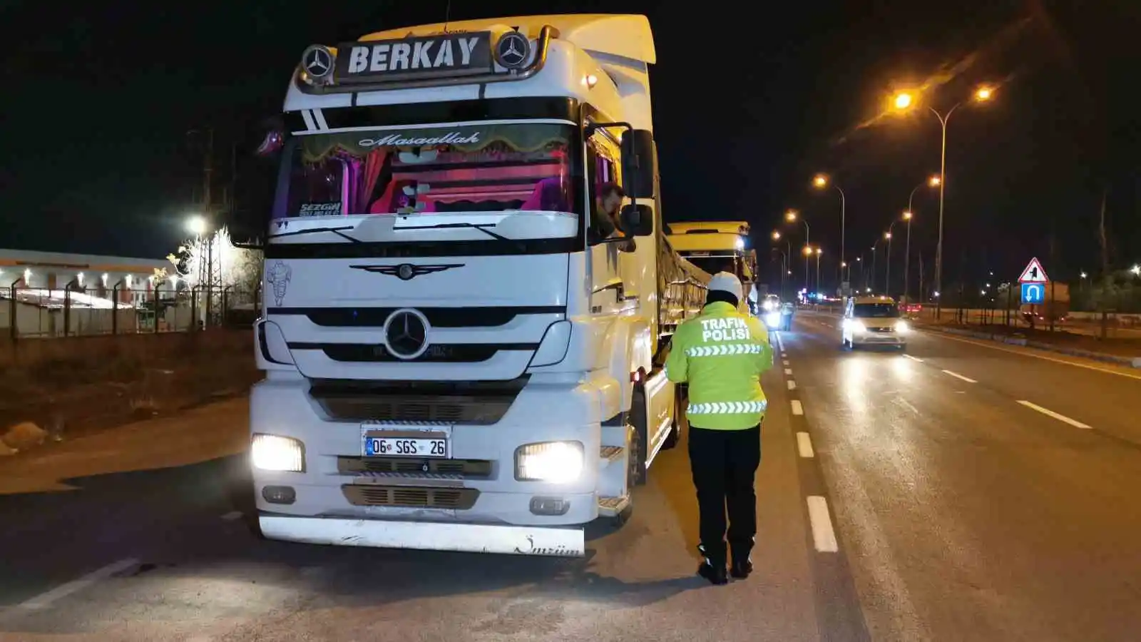 Eksi 9 dereceyi gören Aksaray'da buzlanmaya karşı denetimli uyarı