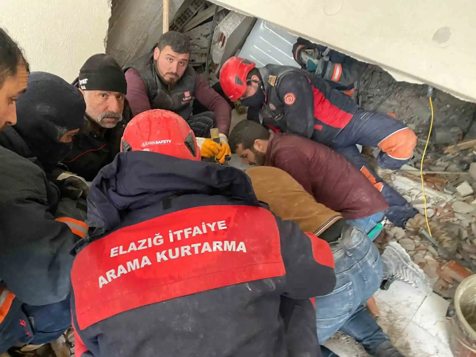 Elazığ Belediyesi itfaiye ekipleri, deprem bölgesinde