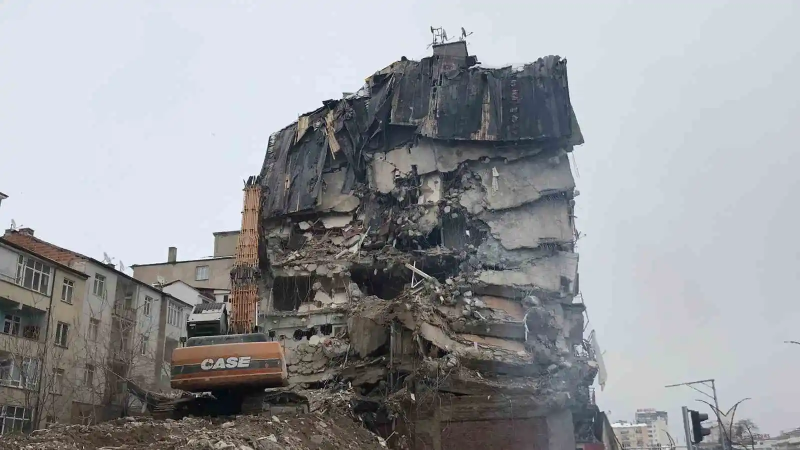 Elazığ’da ağır hasarlı binaların yıkımına başlandı