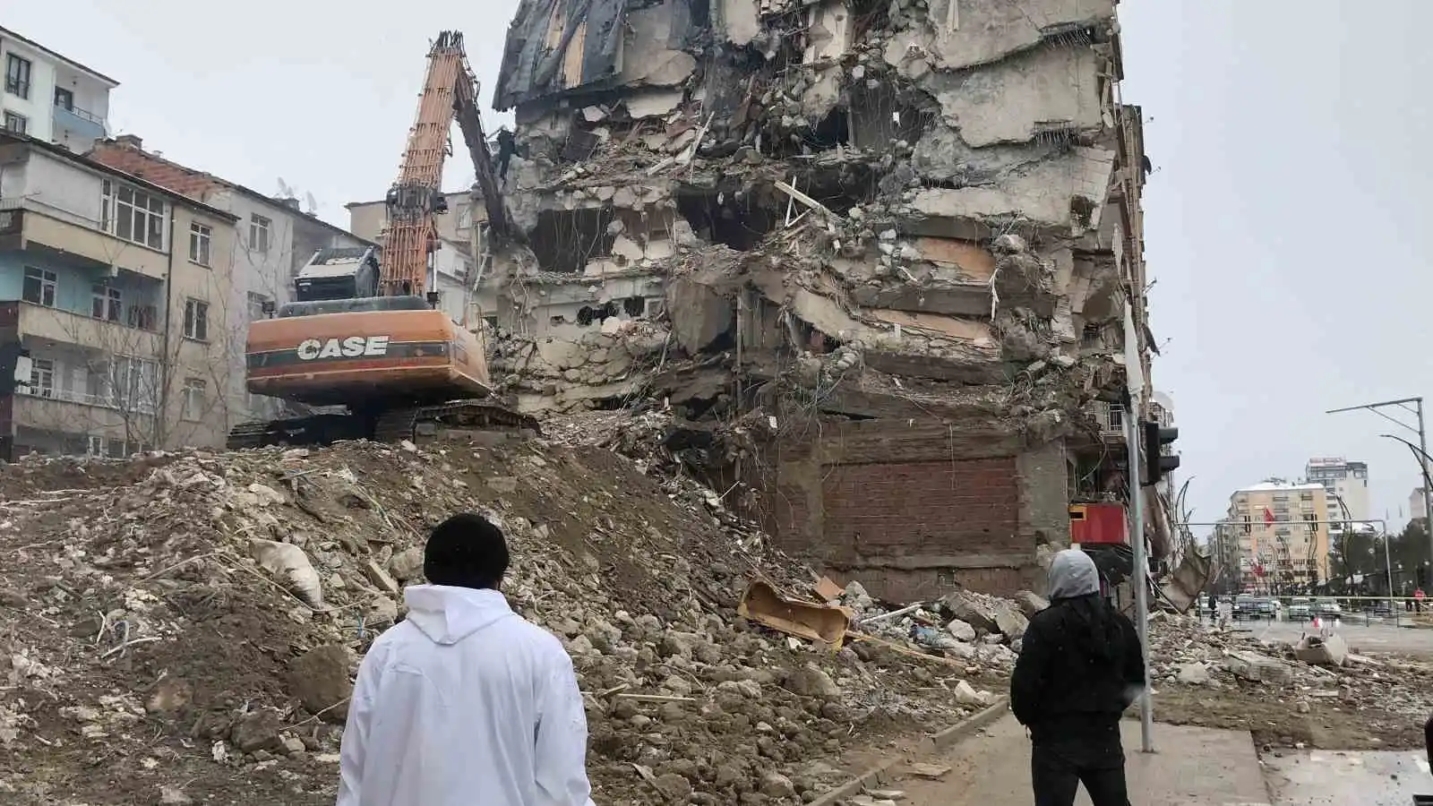Elazığ’da ağır hasarlı binaların yıkımına başlandı