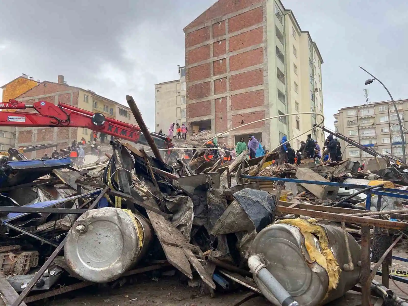 Elazığ’da bina böyle çöktü
