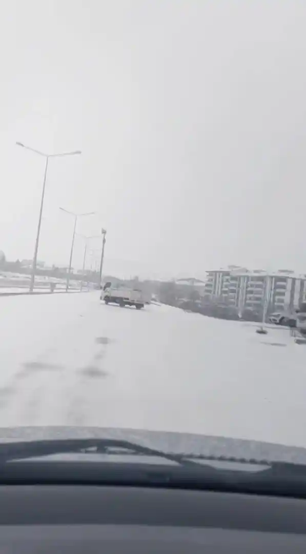 Elazığ'da karda drift yapan pikap kameraya yansıdı