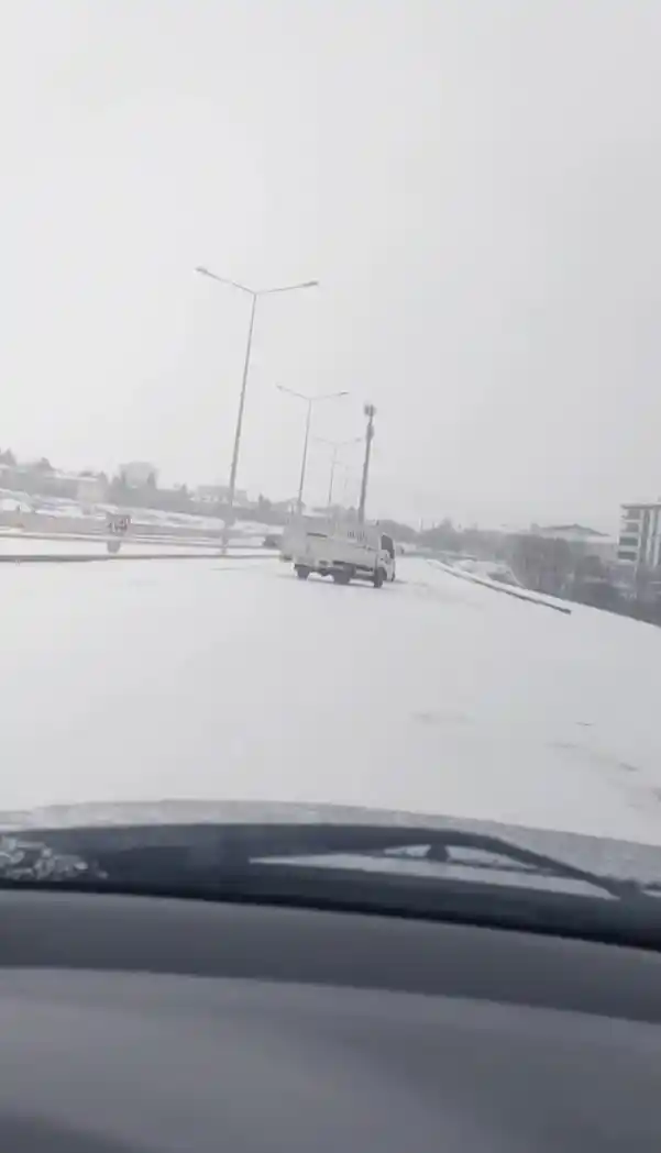 Elazığ’da karda drift yapan pikap kameraya yansıdı