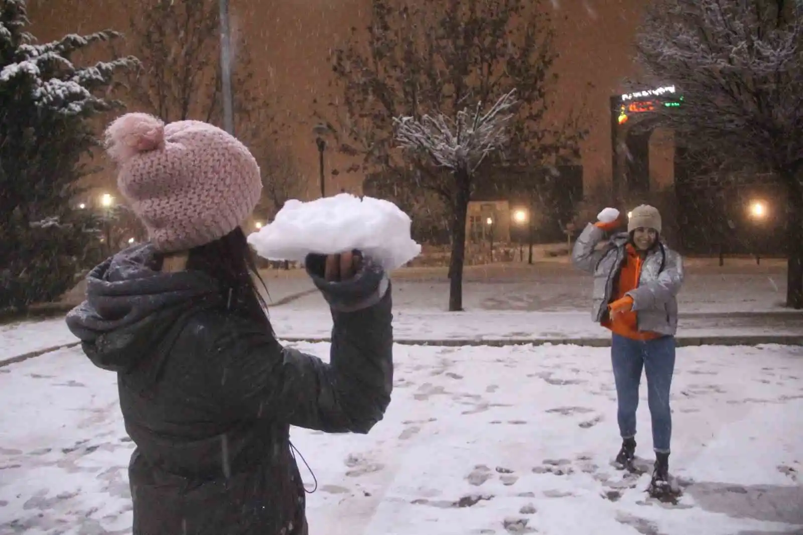 Elazığ'da yoğun kar yağışı etkili oldu, vatandaş doyasıya eğlendi
