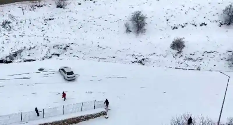 Elazığ'da yol buz pistine döndü, araçlar böyle kaydı

