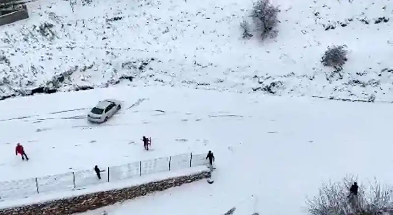 Elazığ’da yol buz pistine döndü, araçlar böyle kaydı