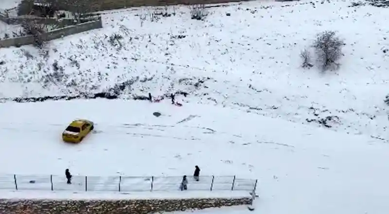 Elazığ’da yol buz pistine döndü, araçlar böyle kaydı