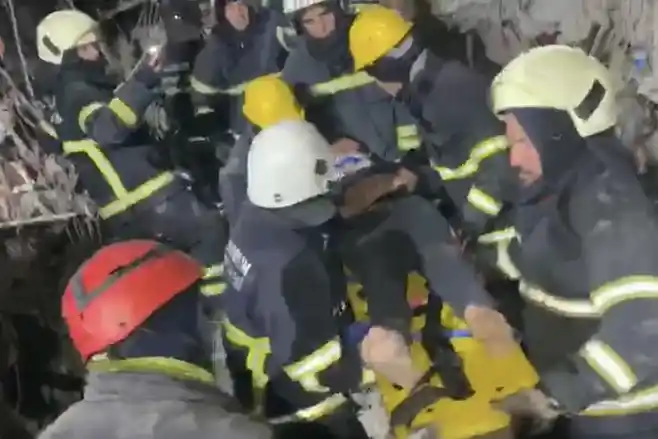 Elbistan’da baba ve 2 oğlu 70 saat sonra enkazdan sağ olarak çıkarıldı