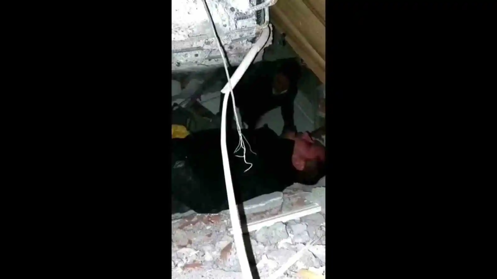 Eline kazmayı alan milletvekili enkazdan 3 çocuk babası vatandaşı kurtardı