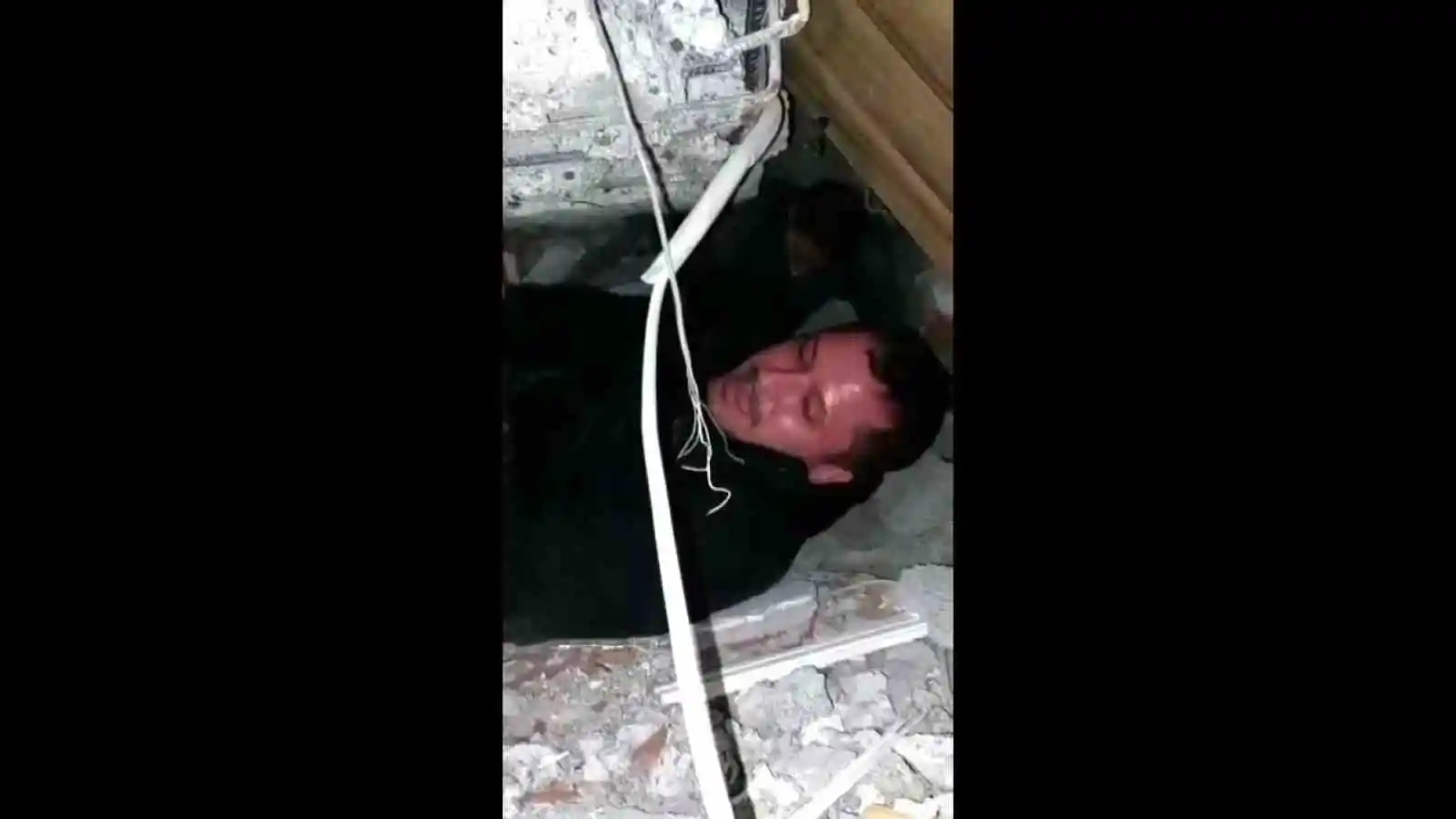 Eline kazmayı alan milletvekili enkazdan 3 çocuk babası vatandaşı kurtardı