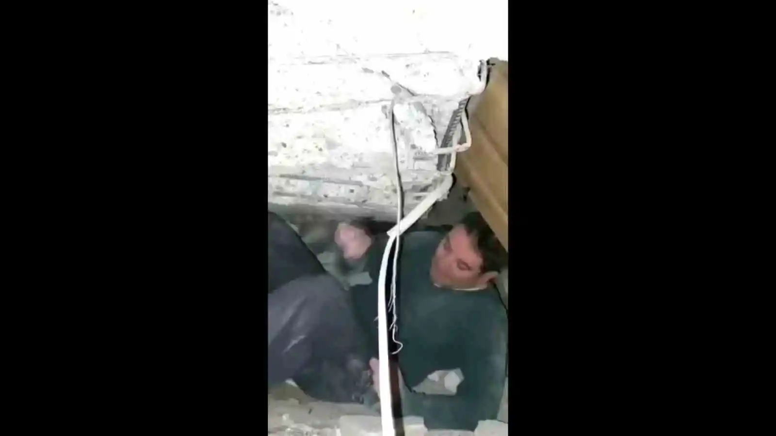 Eline kazmayı alan milletvekili enkazdan 3 çocuk babası vatandaşı kurtardı