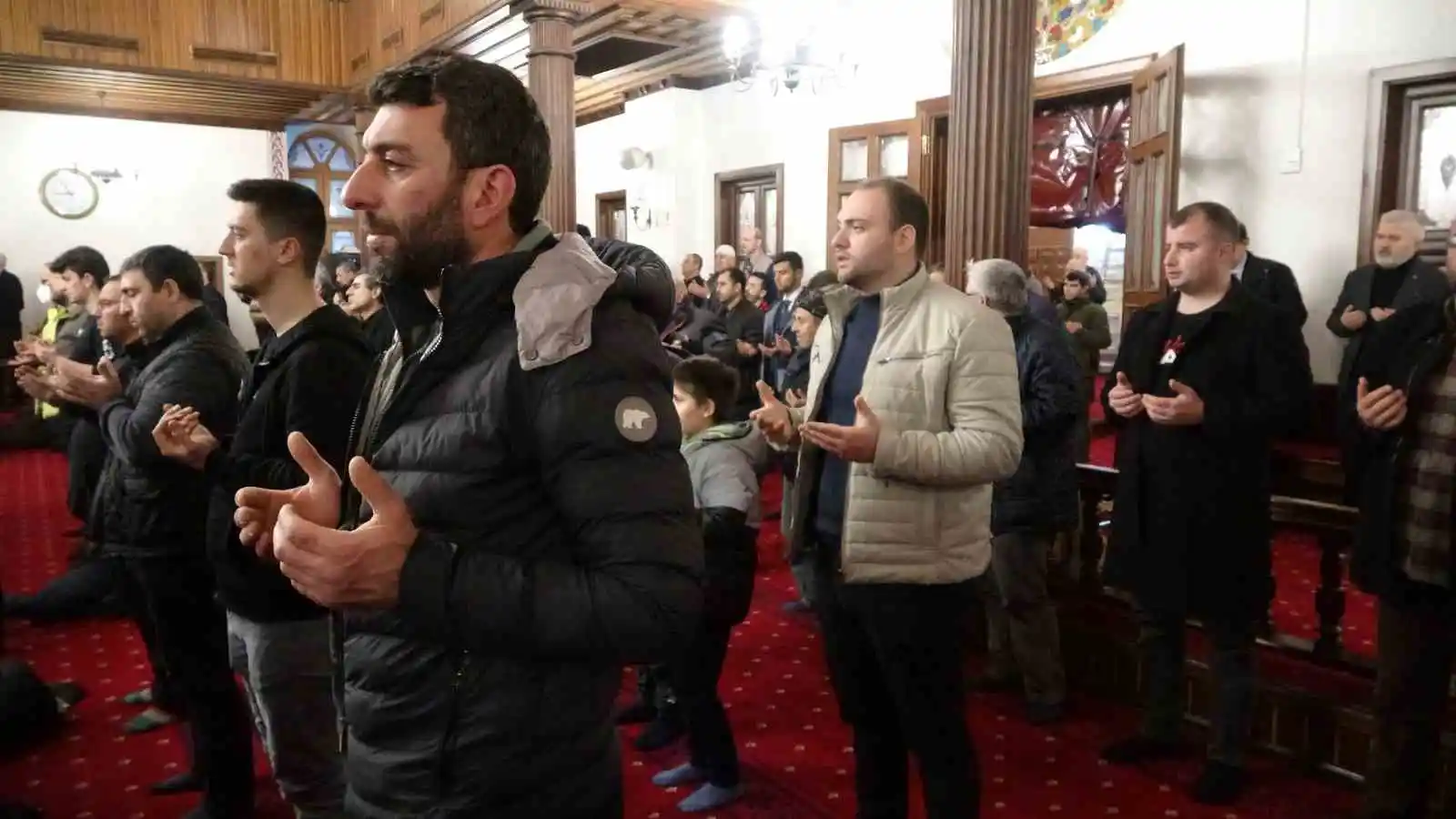Eller depremde vefat eden vatandaşlar için semaya açıldı