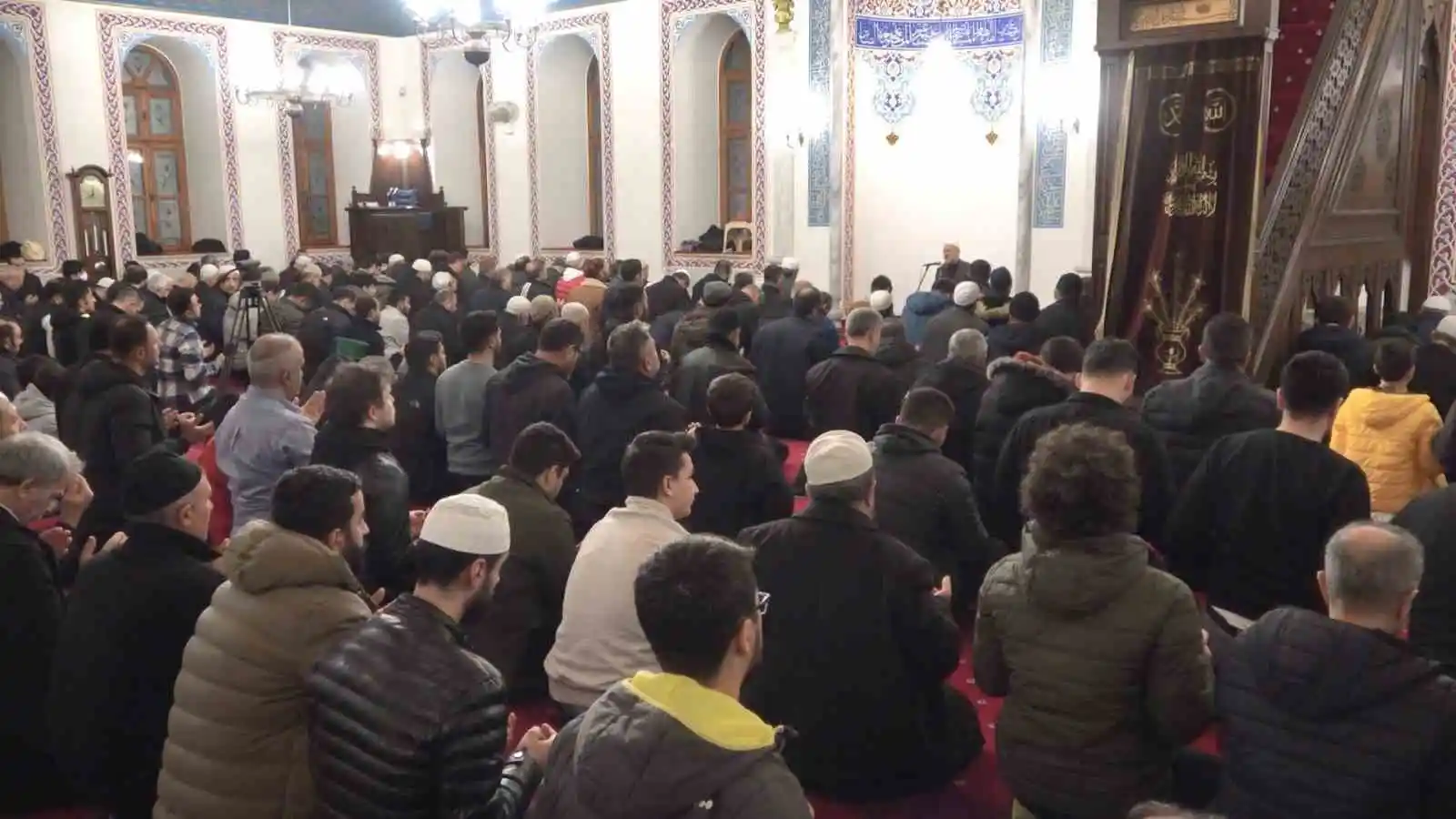 Eller depremde vefat eden vatandaşlar için semaya açıldı