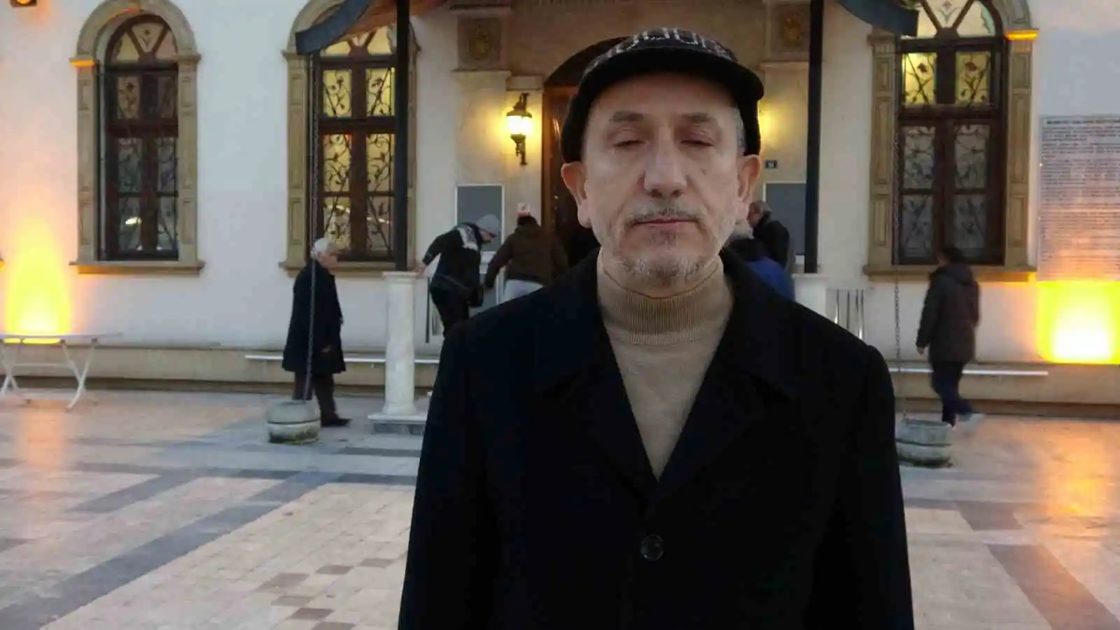 Eller depremde vefat eden vatandaşlar için semaya açıldı
