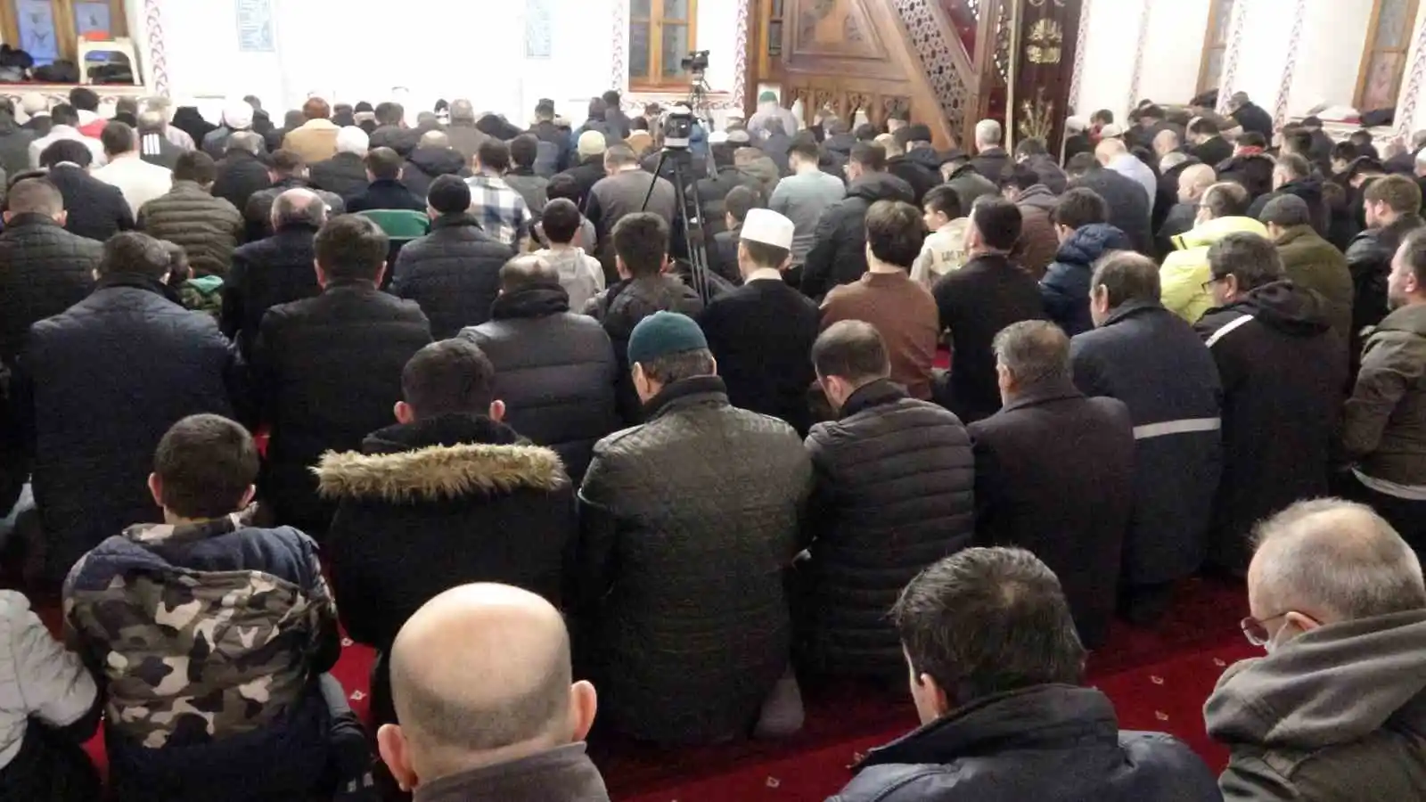 Eller depremde vefat eden vatandaşlar için semaya açıldı