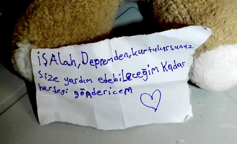 En sevdiği oyuncak ayısını depremzede çocuklar için verdi