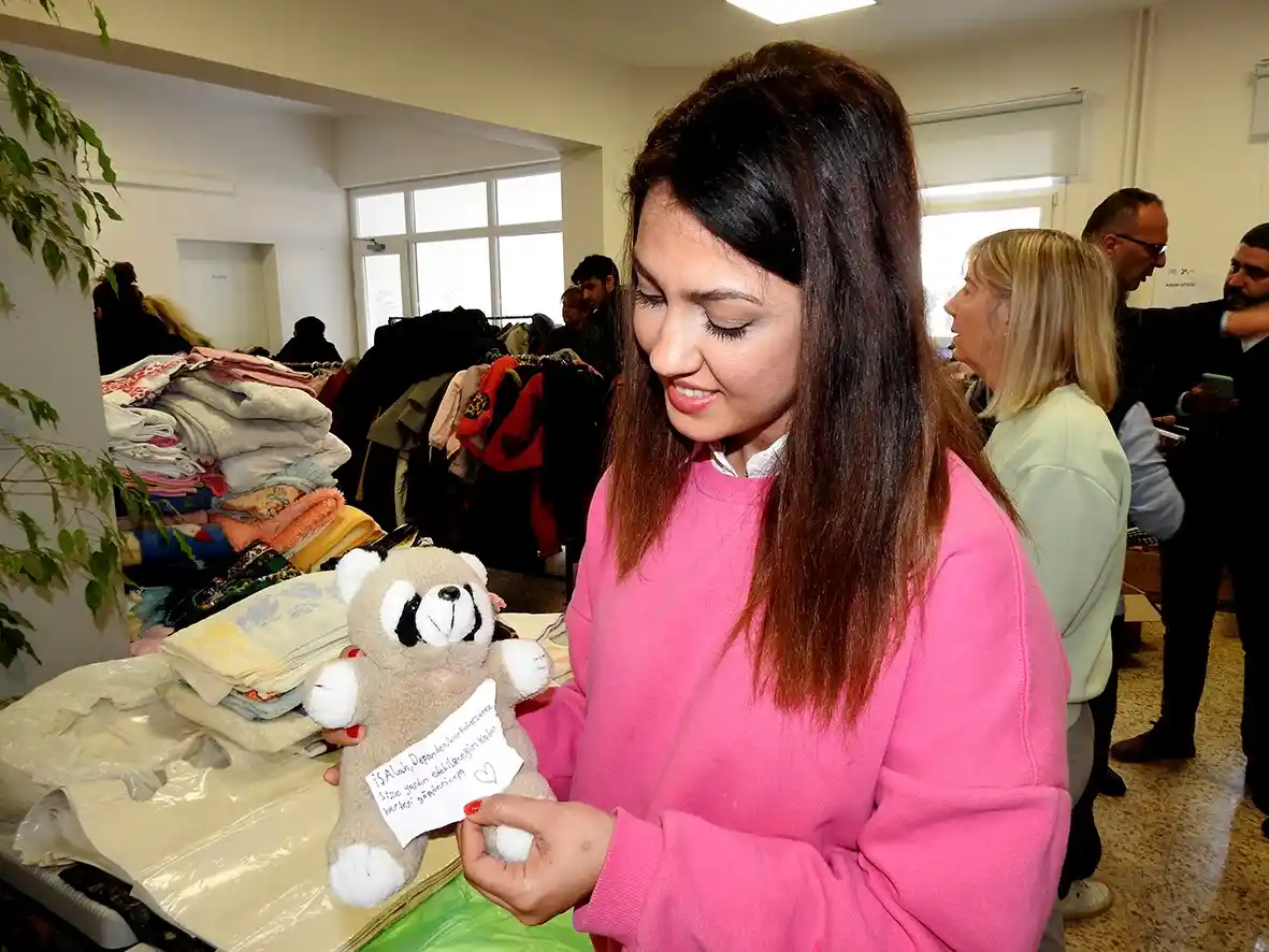 En sevdiği oyuncak ayısını depremzede çocuklar için verdi
