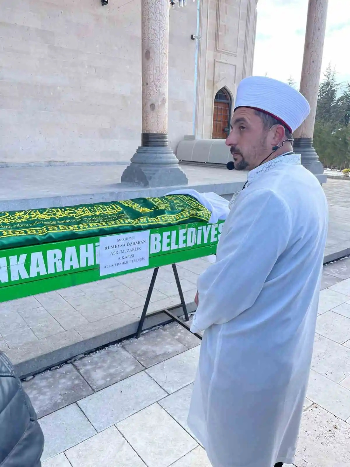 Enkaz altında kalan öğretmenin cenaze namazını imam olan ağabeyisi kıldırdı
