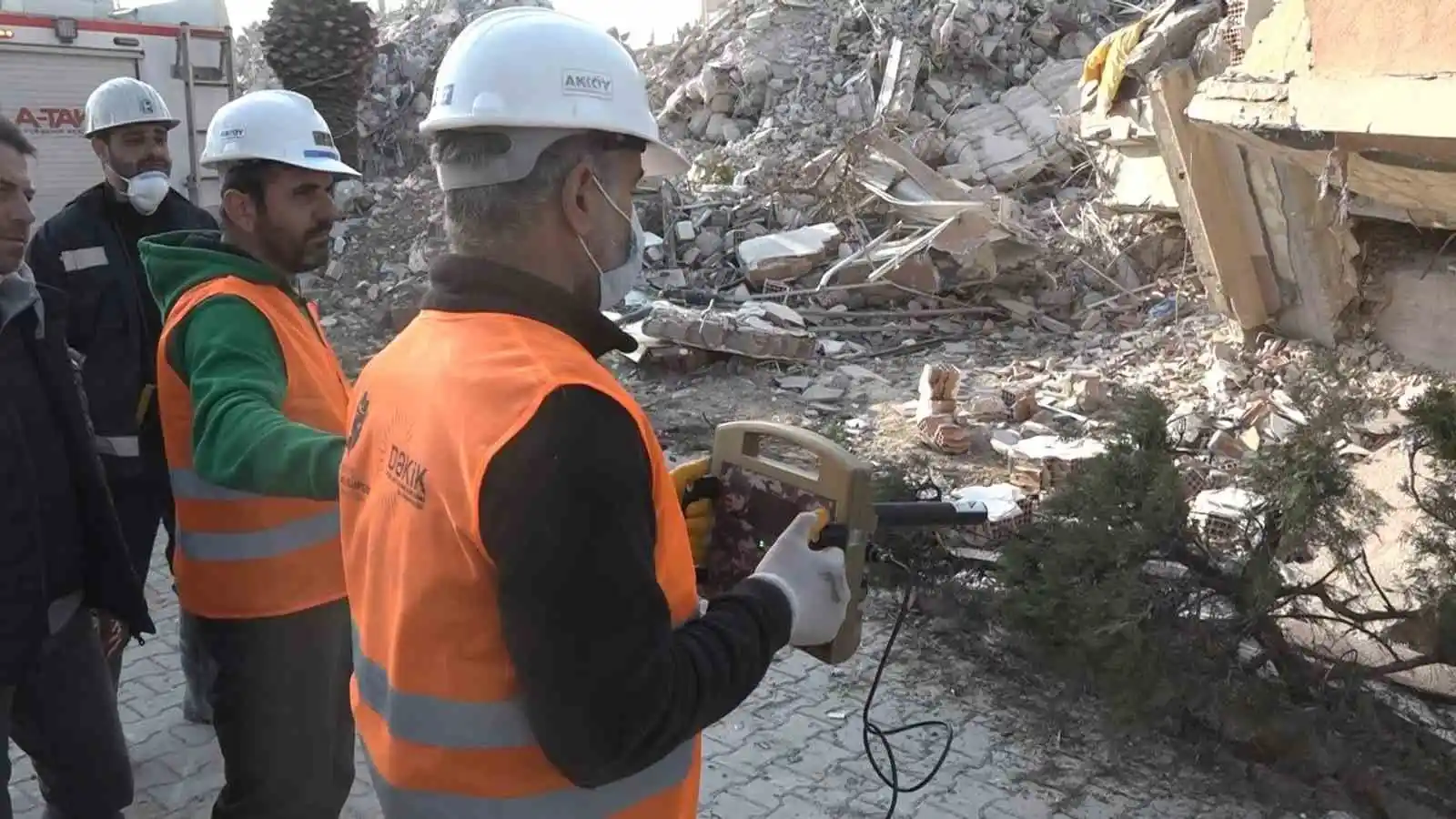 Enkaz altında olan canlıları termal dedektör ile tespit ediyorlar