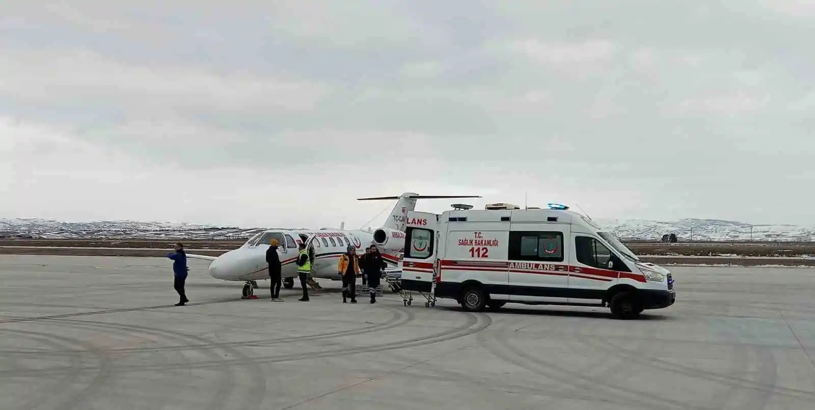 Enkaz altından 11 gün sonra kurtarılan Aleyna, ambulans uçakla Ankara'ya getirildi
