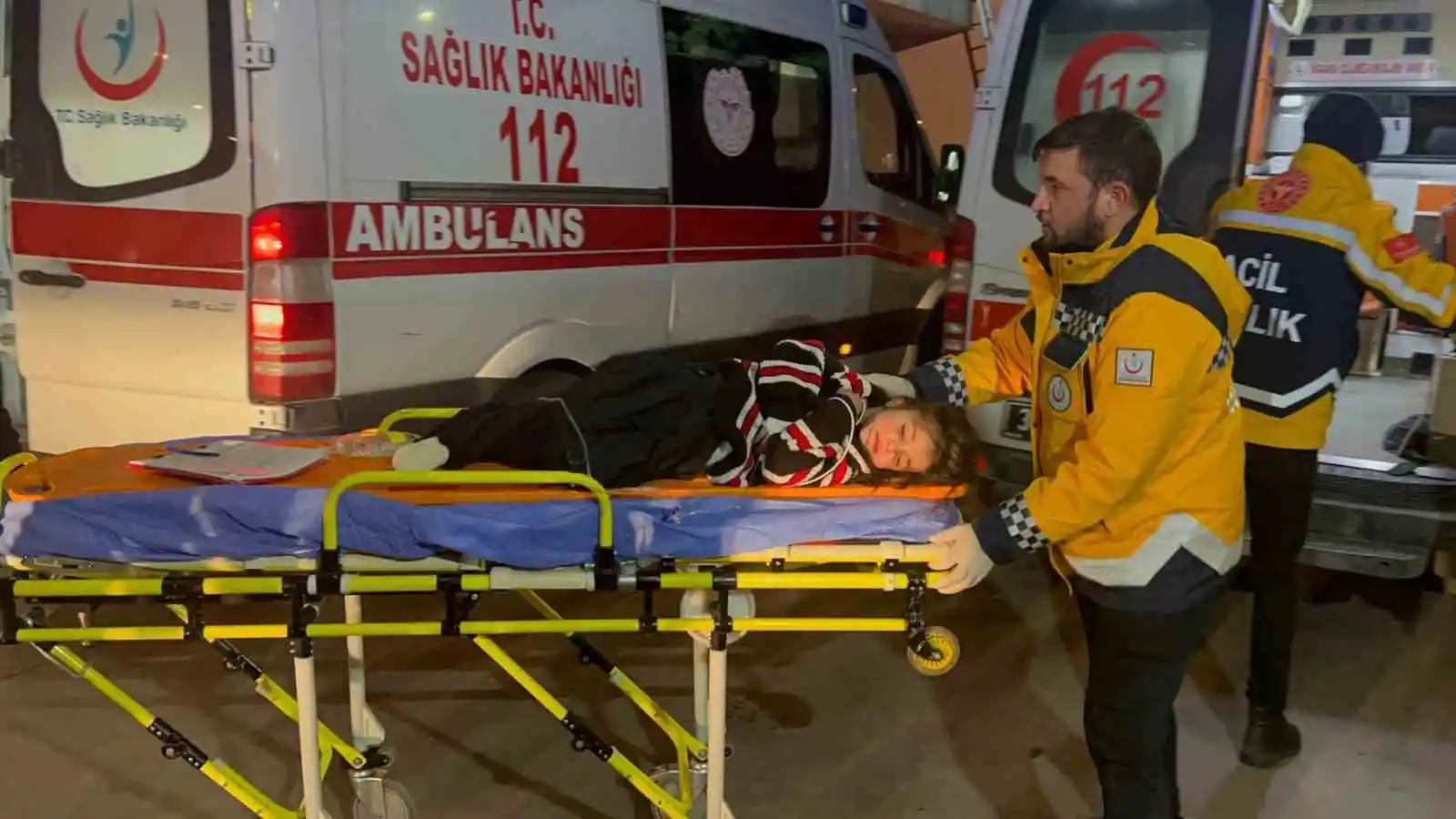 Enkaz altından kurtarılarak tedavi için İstanbul'a getirilen yaralılar hastanelere götürüldü
