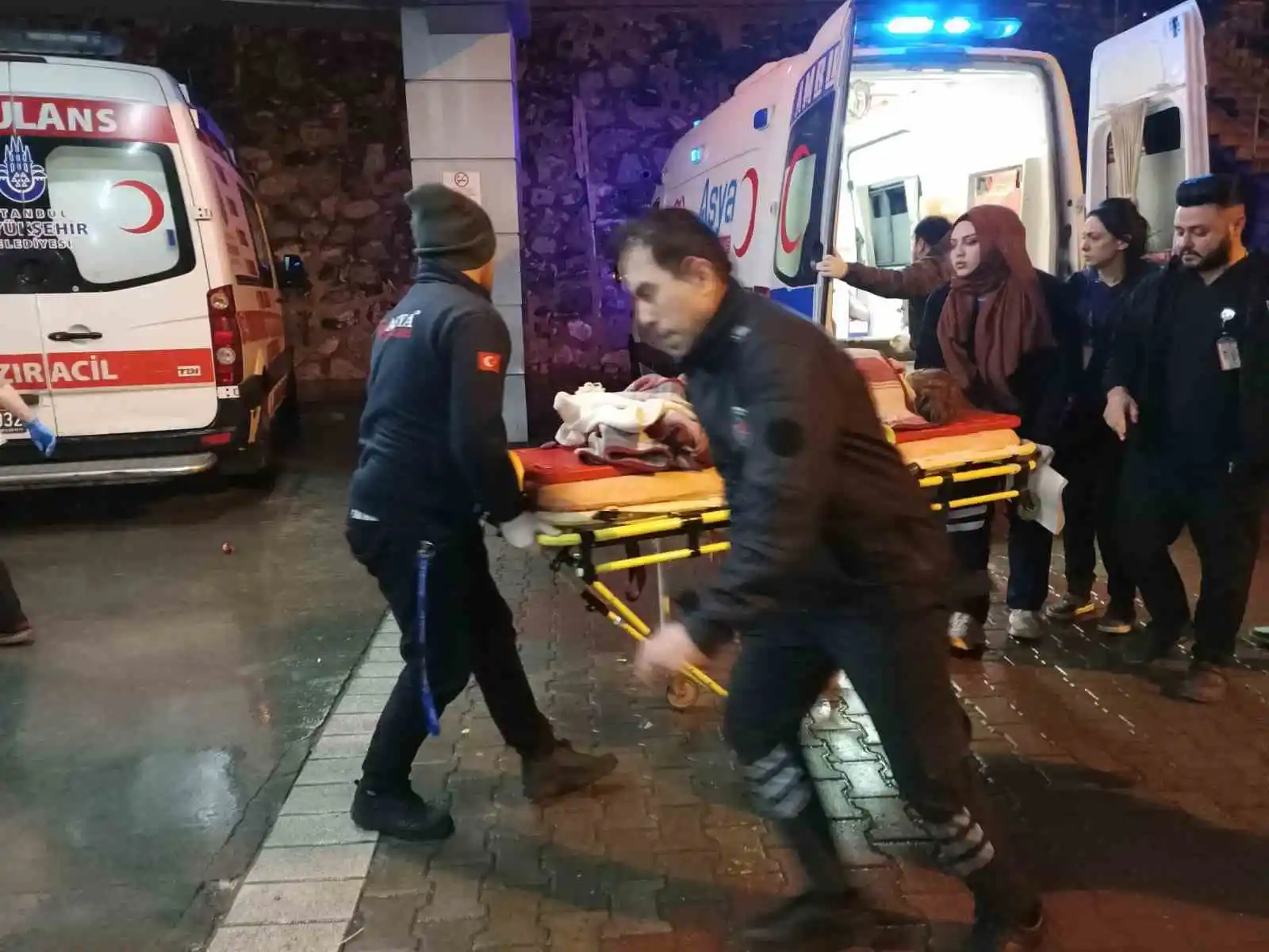 Enkaz altından kurtarılarak tedavi için İstanbul’a getirilen yaralılar hastanelere götürüldü
