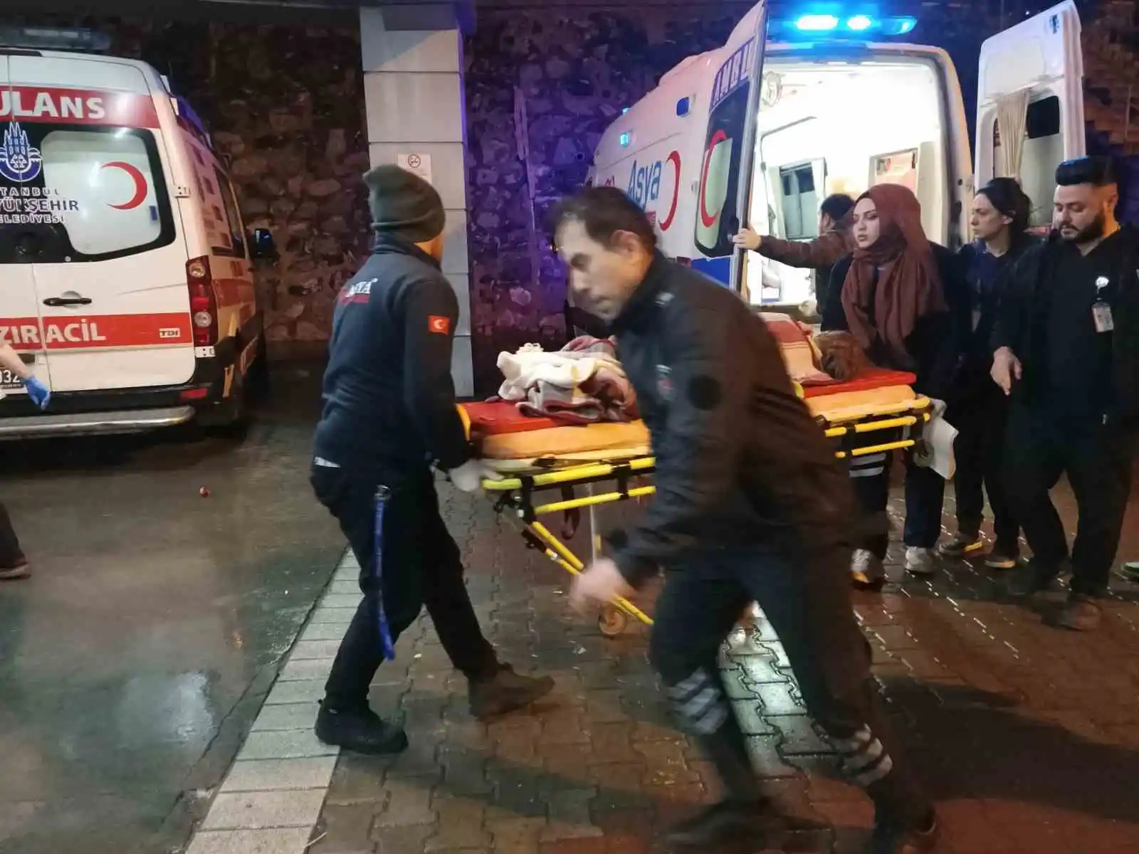 Enkaz altından kurtarılarak tedavi için İstanbul’a getirilen yaralılar hastanelere götürüldü