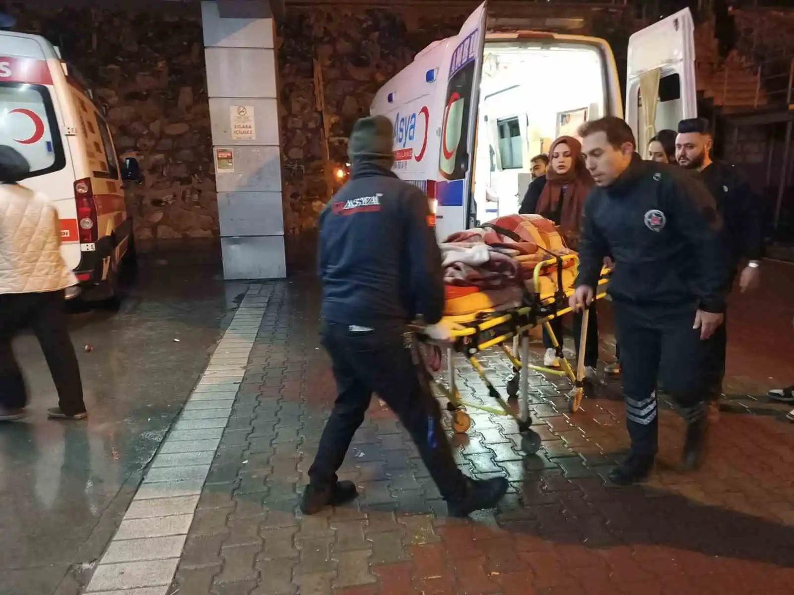 Enkaz altından kurtarılarak tedavi için İstanbul’a getirilen yaralılar hastanelere götürüldü
