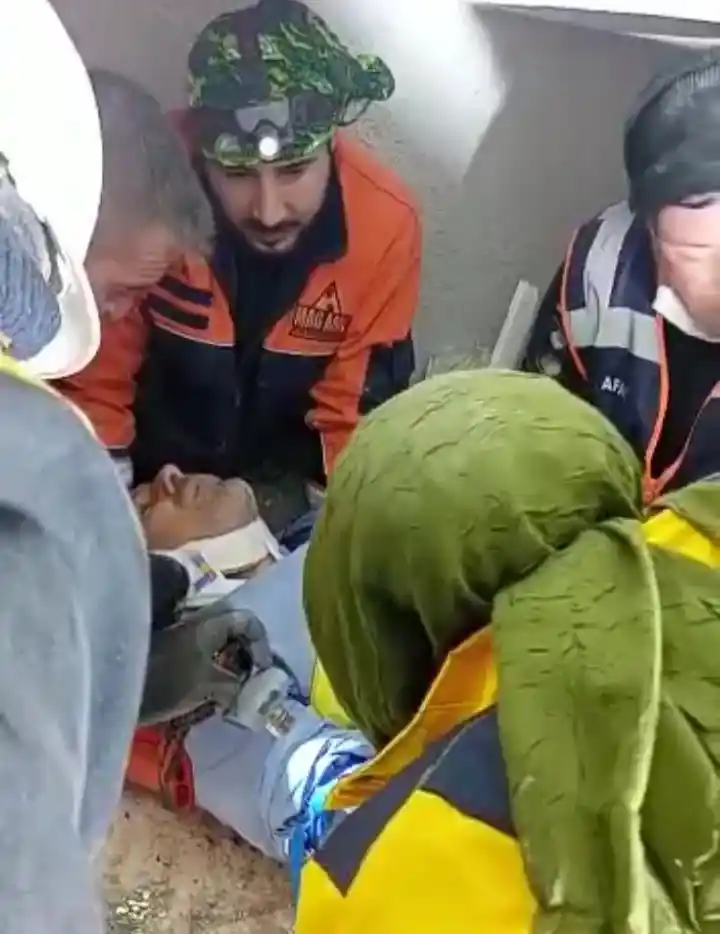 Enkaz altından kurtarma saniye saniye kaydedildi