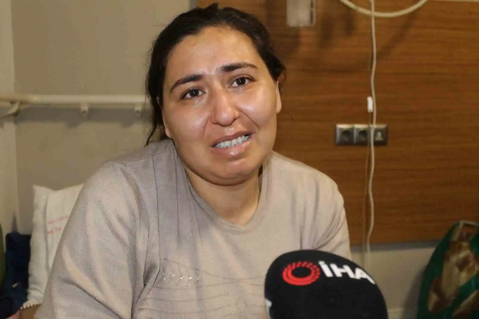 Enkazda ayrılan eller hastanede bir araya geldi