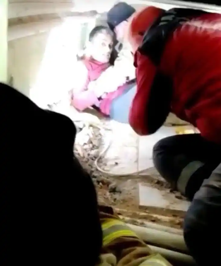 Enkazda mahsur kalan 2 kişi böyle kurtarıldı