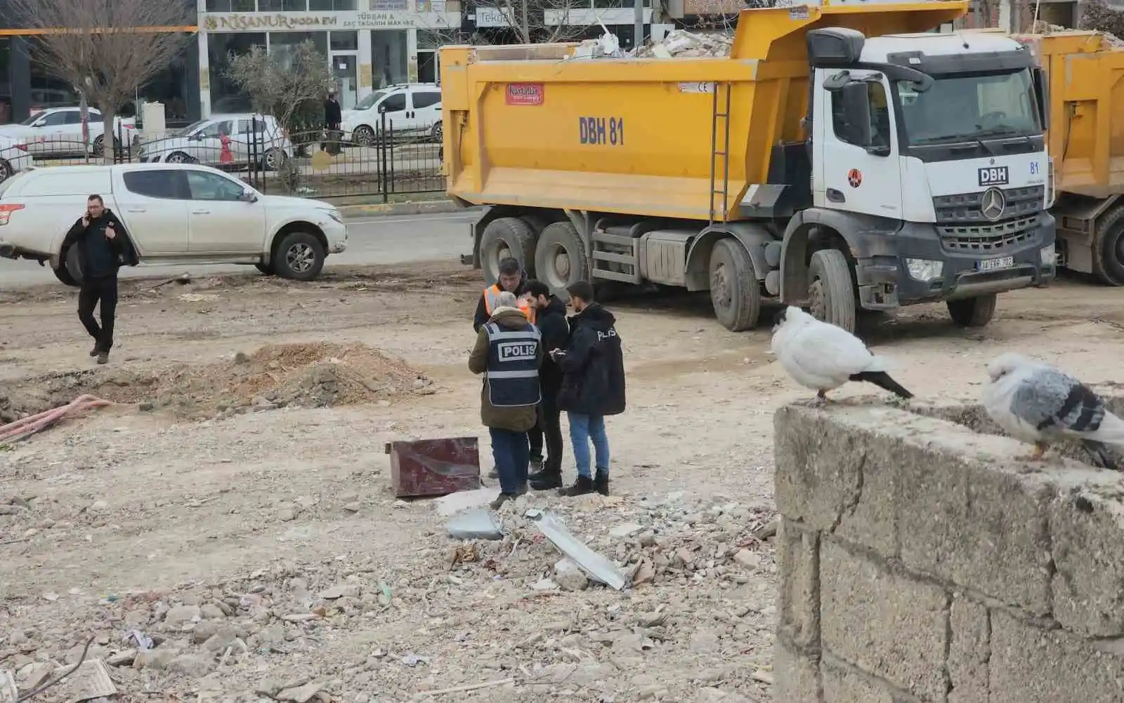 Enkazdan çıkan değerli eşyalar emniyete götürülüyor