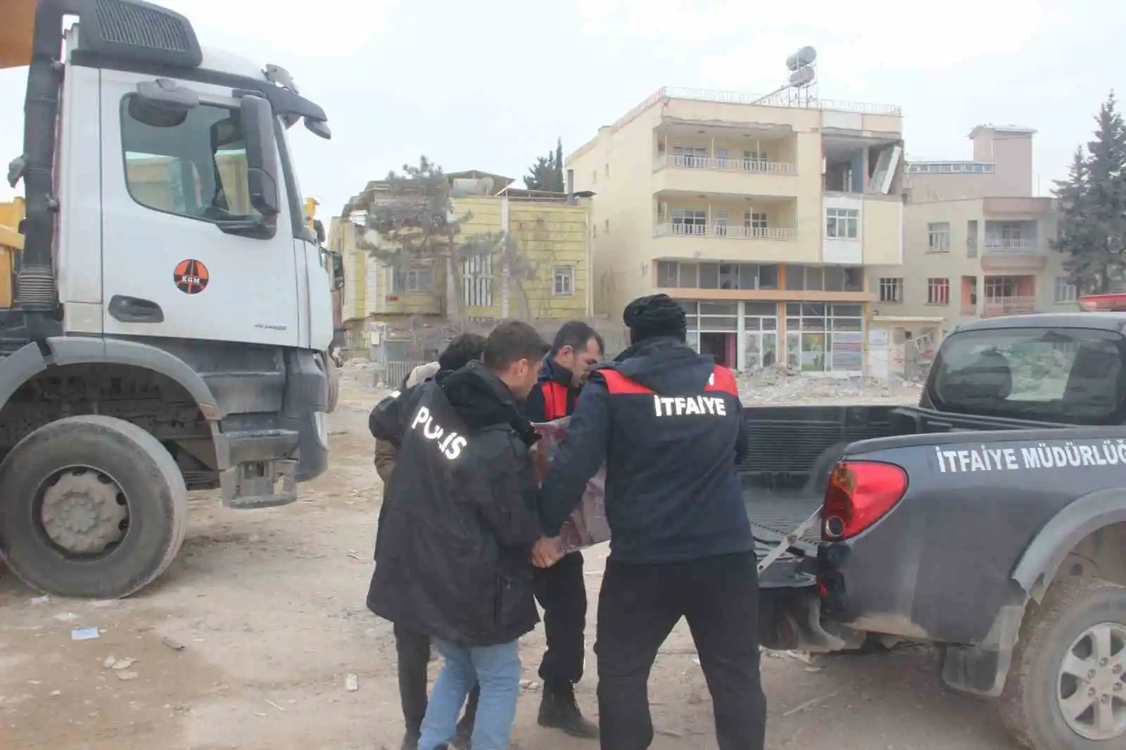 Enkazdan çıkan değerli eşyalar emniyete götürülüyor
