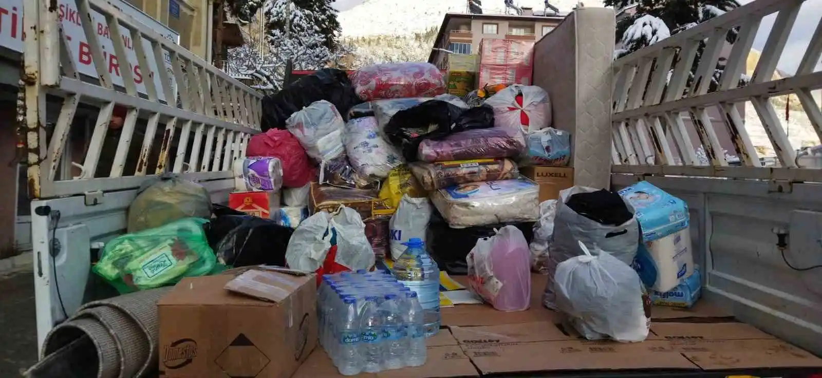 Ermenek ilçesinden deprem bölgesine 1 tır dolusu yardım