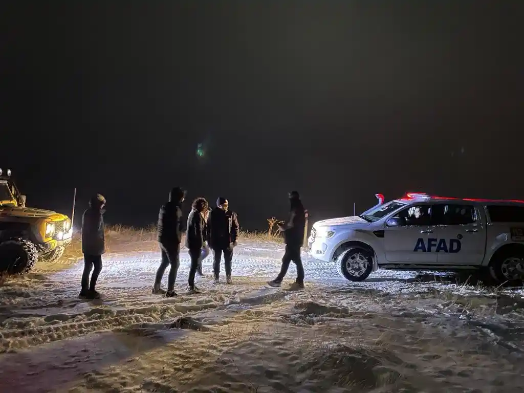 Erzincan'da karda mahsur kalan 3 kişi kurtarıldı