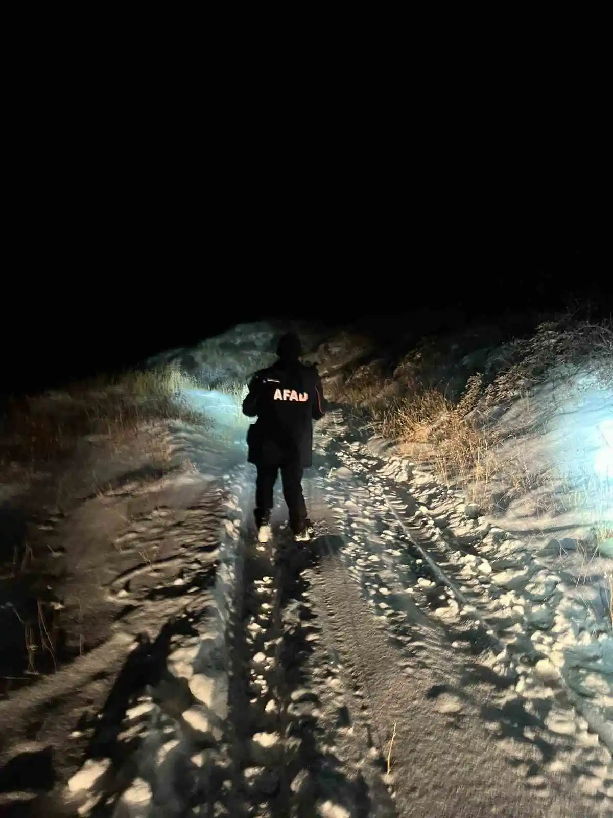 Erzincan’da karda mahsur kalan 3 kişi kurtarıldı