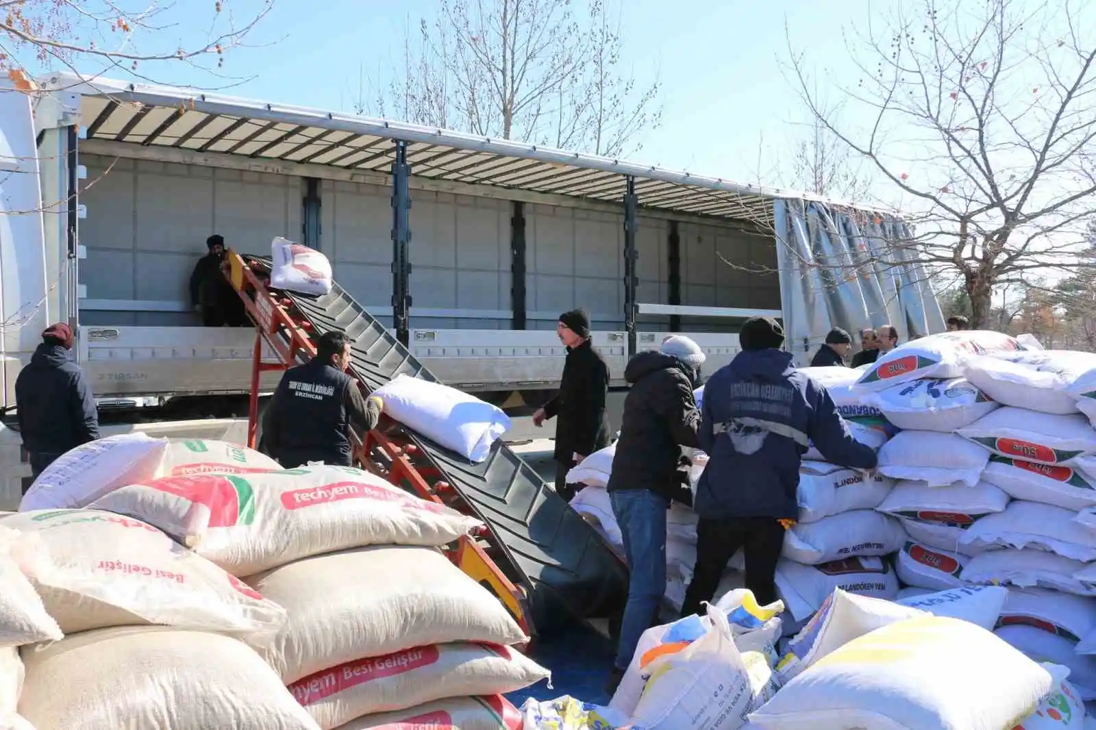 Erzincan'dan Malatya'da ki hayvan üreticilerine yem desteği