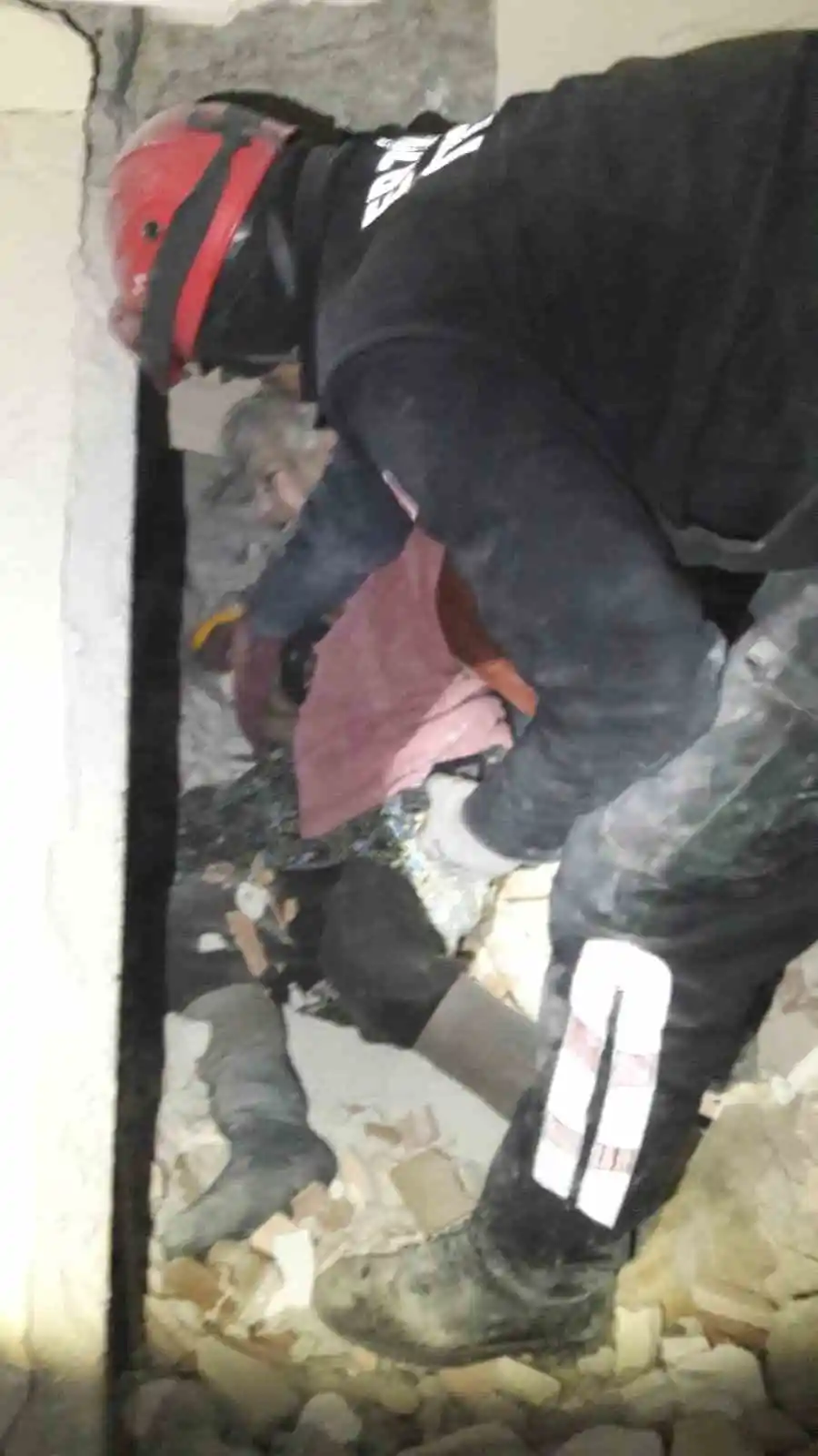 Erzincan itfaiyesi enkaz altından yaşlı kadını kurtardı