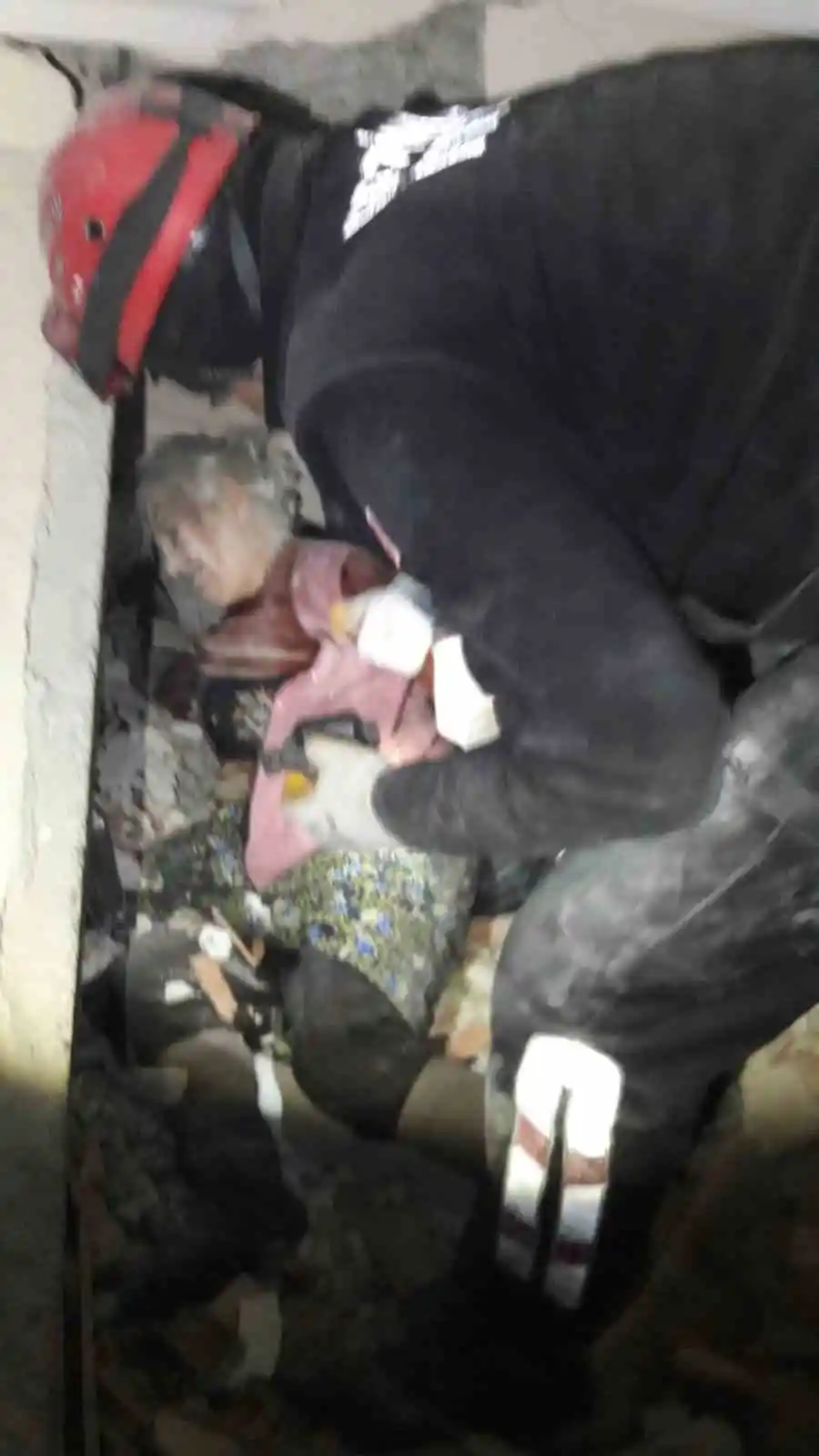 Erzincan itfaiyesi enkaz altından yaşlı kadını kurtardı
