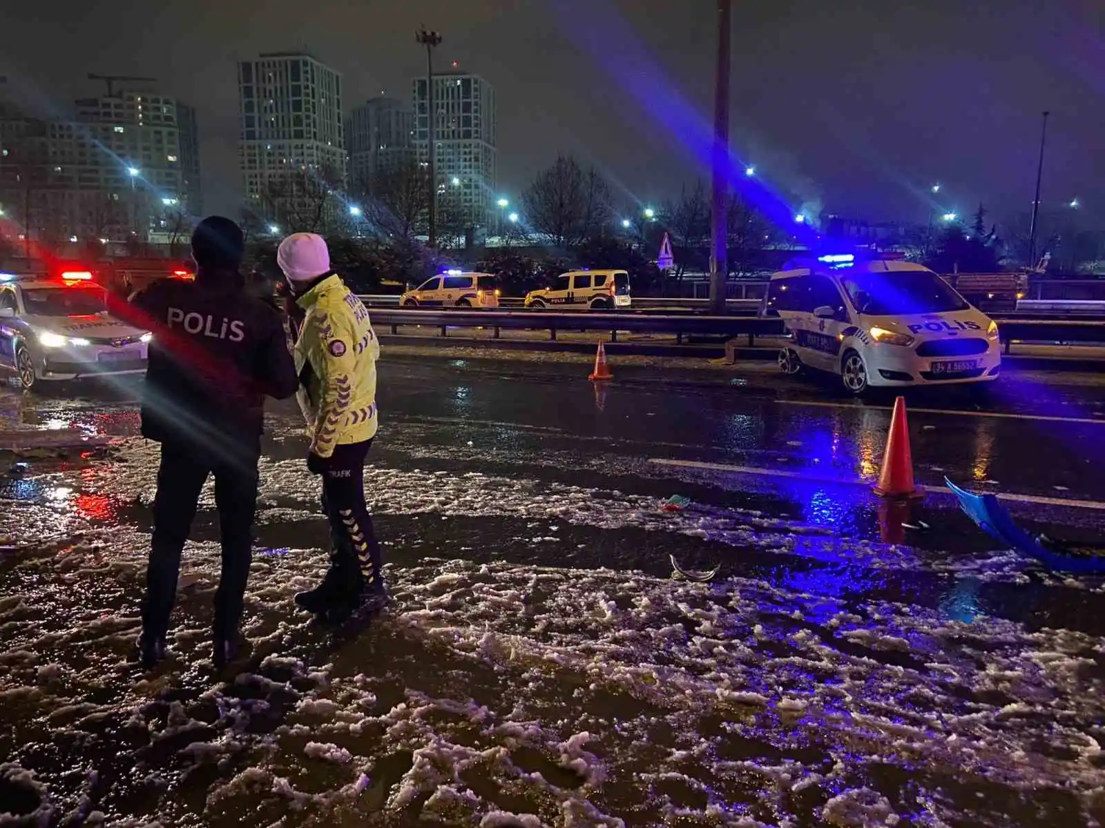 Esenler TEM Otoyolu’nda kontrolden çıkan araç polis aracına arkadan çarptı: 1 ölü, 1 yaralı