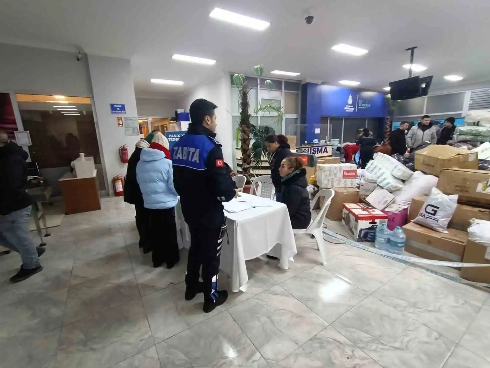 Esenyurt'ta vatandaşlar depremzedeler için seferber oldu
