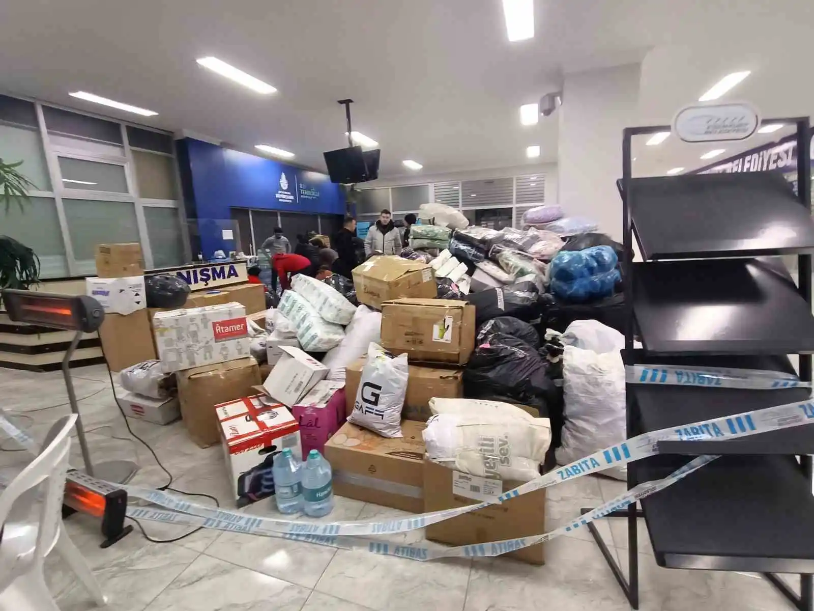 Esenyurt’ta vatandaşlar depremzedeler için seferber oldu
