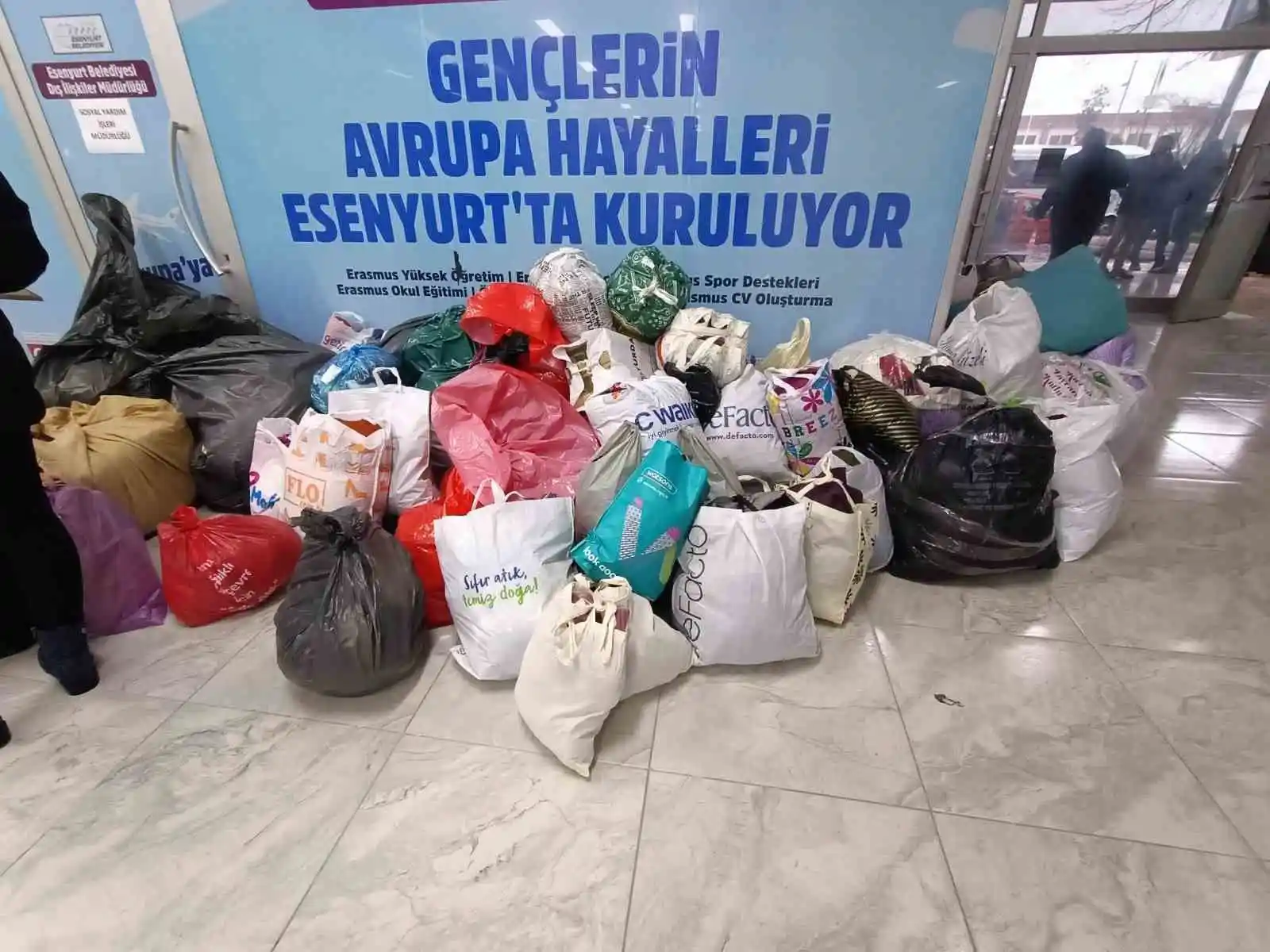 Esenyurt’ta vatandaşlar depremzedeler için seferber oldu