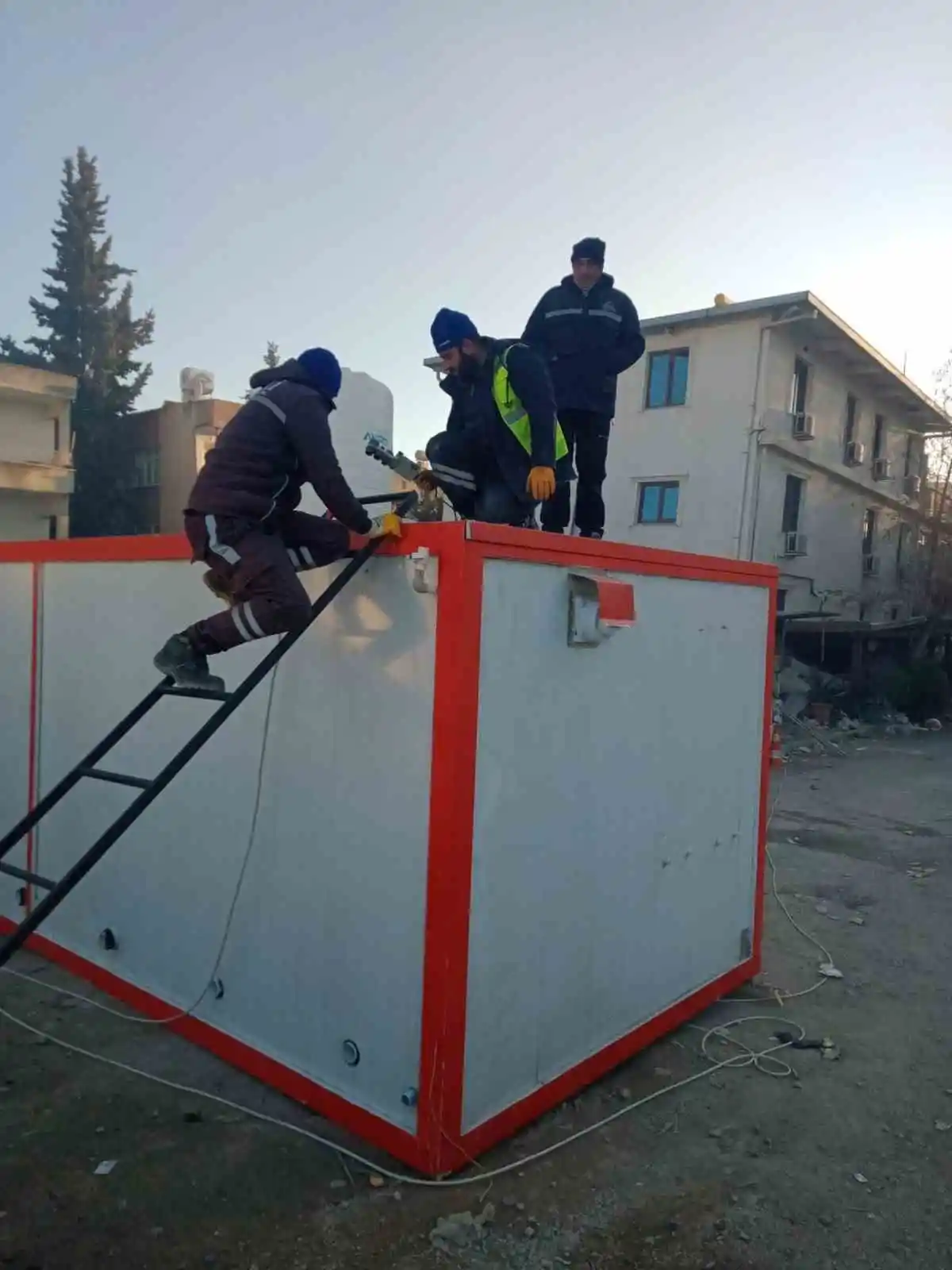 ESKİ, 70 personel ve 21 iş makinası ile deprem bölgesinde
