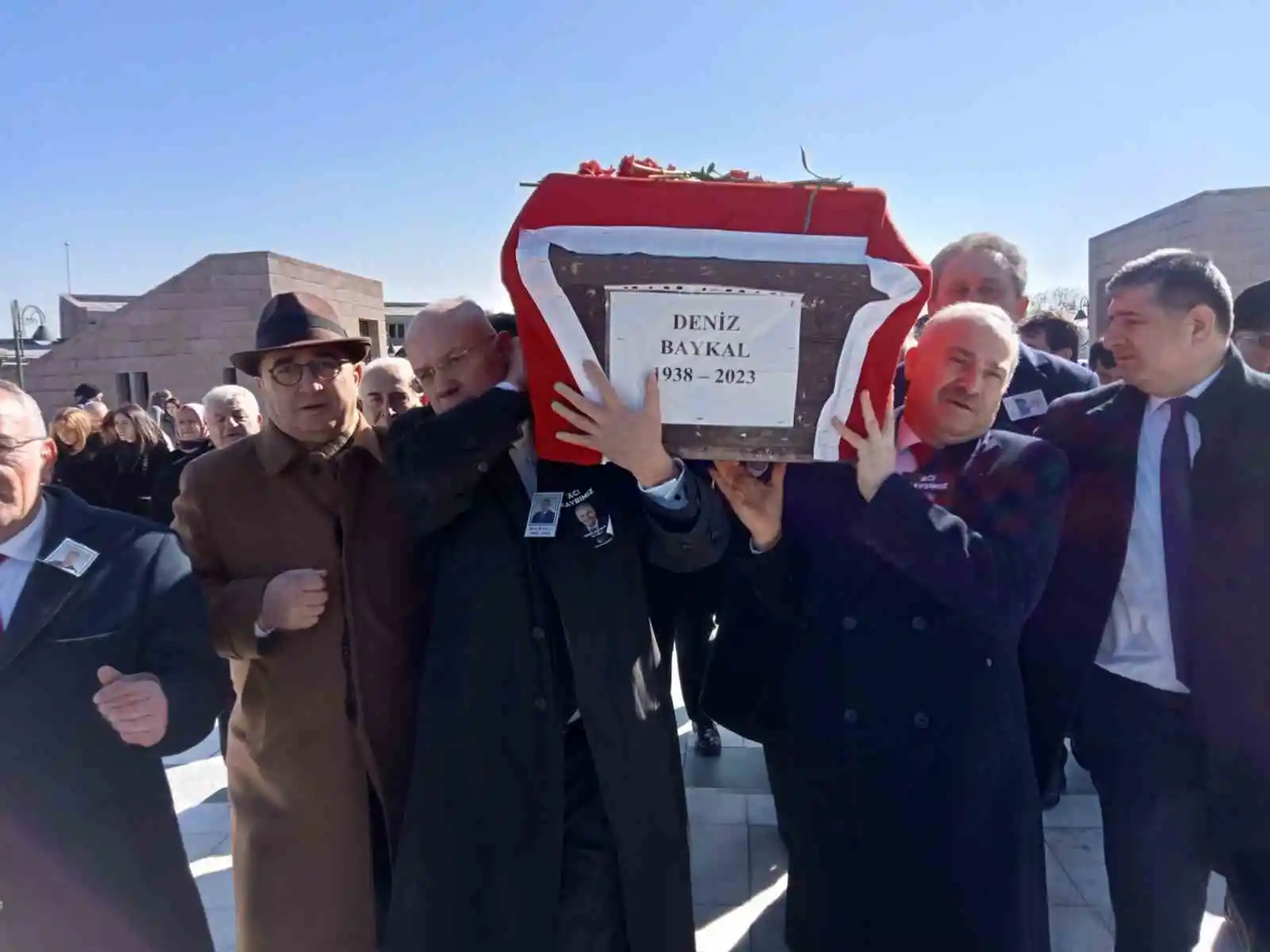 Eski CHP Genel Başkanı Baykal, Devlet Mezarlığında toprağa verildi