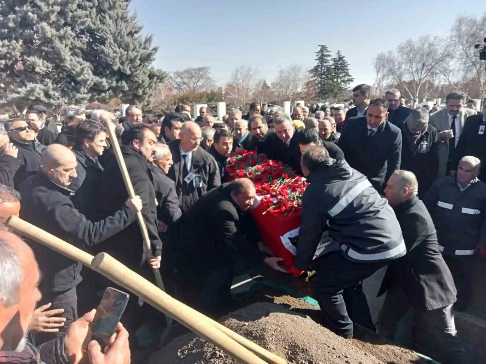 Eski CHP Genel Başkanı Baykal, Devlet Mezarlığında toprağa verildi
