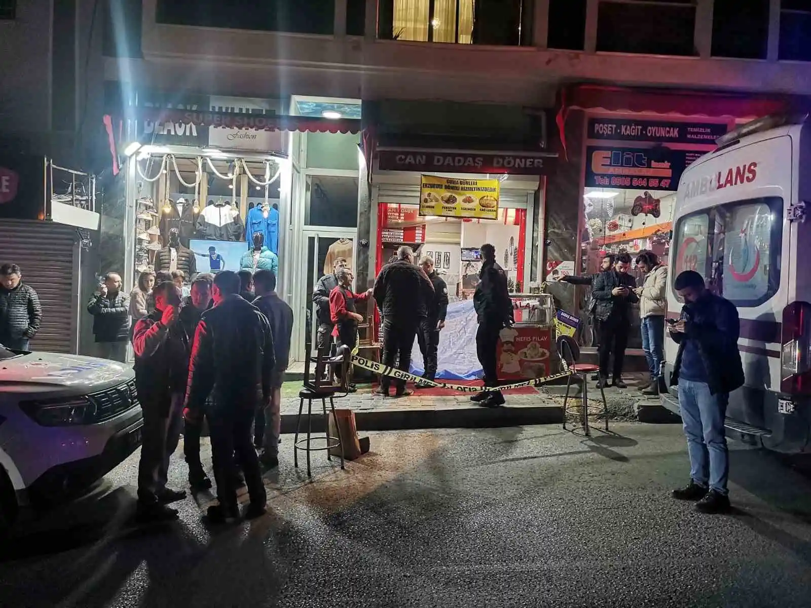 Eski kız arkadaşı ve bir kişiyi yaraladı, ardından kendini vurdu